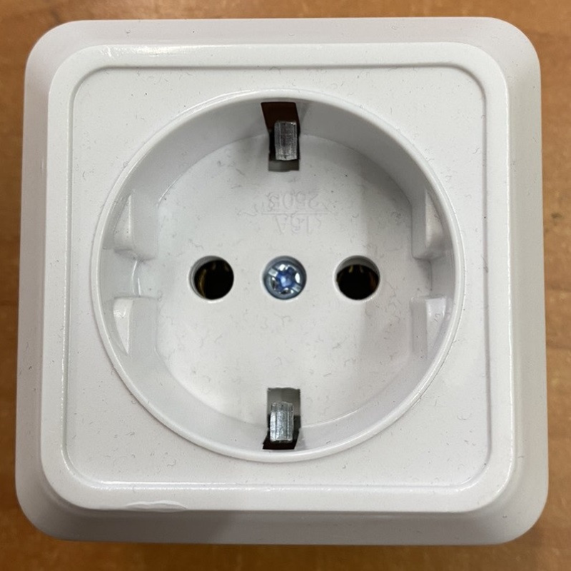 Розетка накладна 16 А одинарна з з/к ENERGIO Розетка накладна 16 А одинарна з з/к ENERGIO